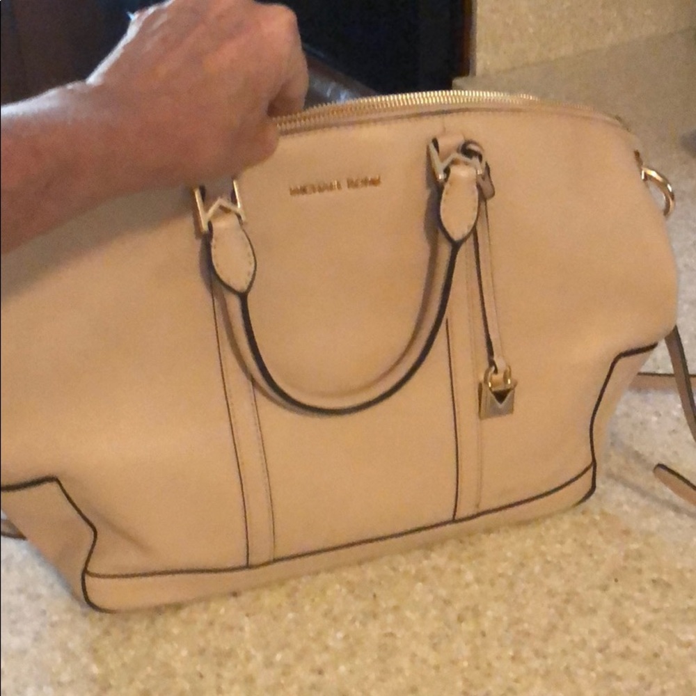GORGEOUS like new Michael Kors bag in beige